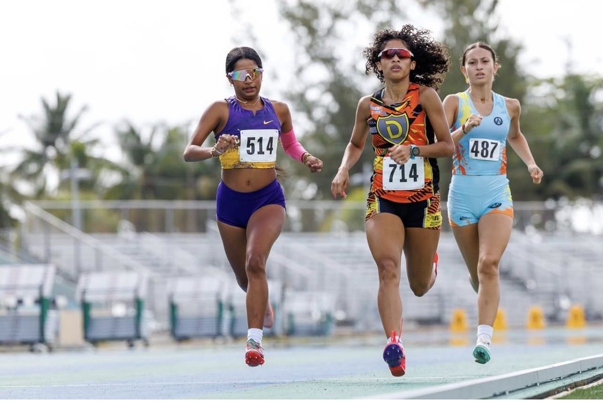 Atleta de los Guardianes compitiendo en pista