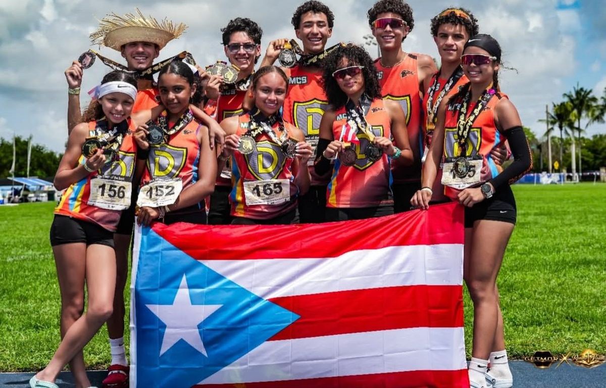 Equipo con la bandera de Puerto Rico y sus medallas