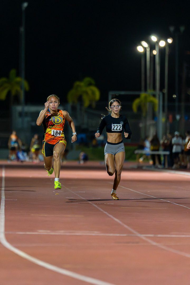 Competencia nocturna en la pista
